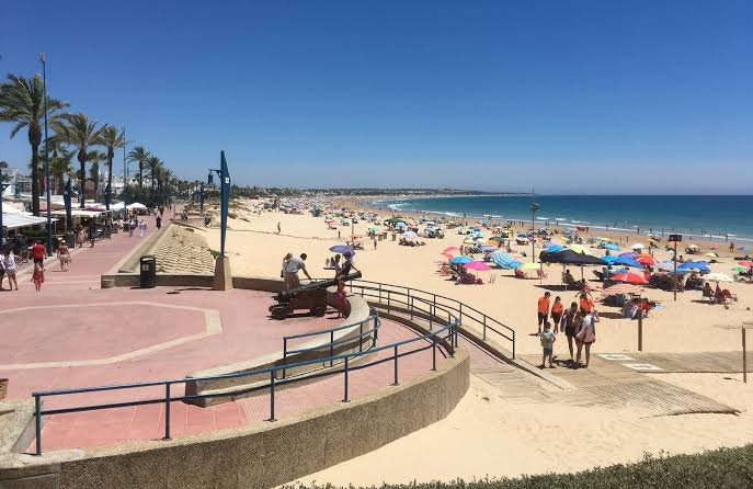 Promenade en bord de mer et plage