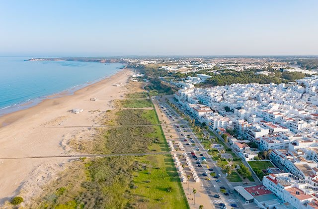 Vue aérienne de la plage et de la promenade en bord de mer
