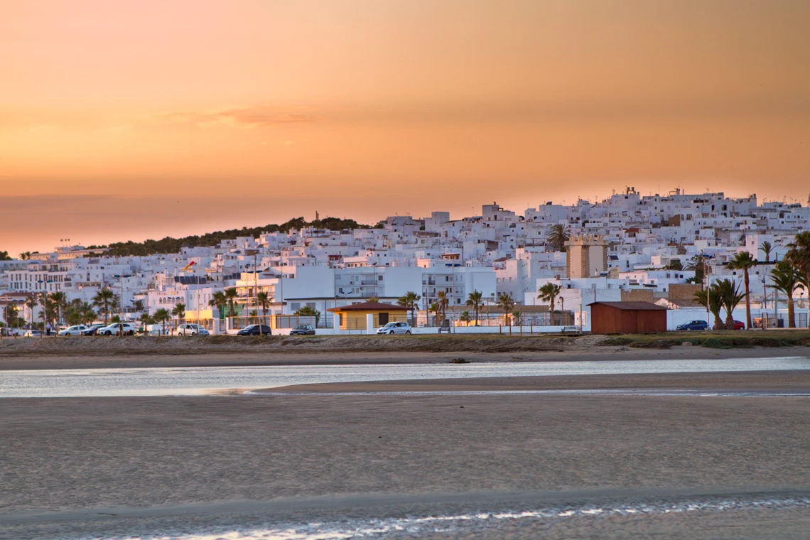 Le village vu depuis la plage au coucher du soleil