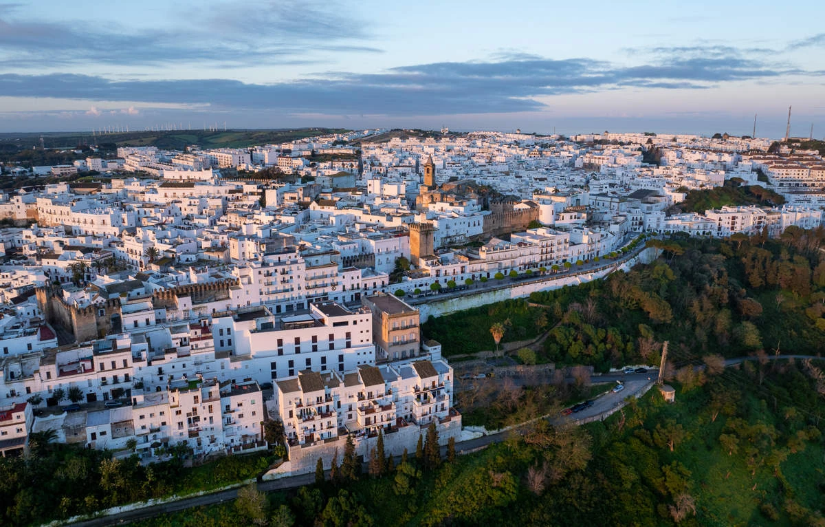 Vue aérienne de Vejer sur sa colline au coucher du soleil