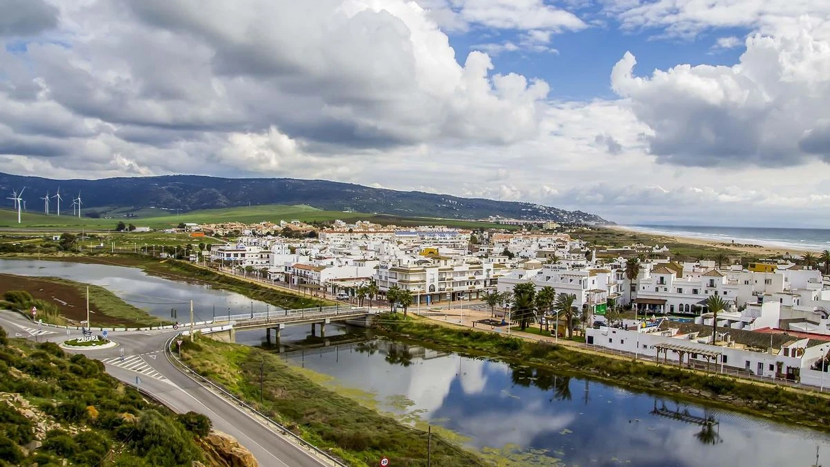 Vue aérienne de Zahara entre la lagune et la plage