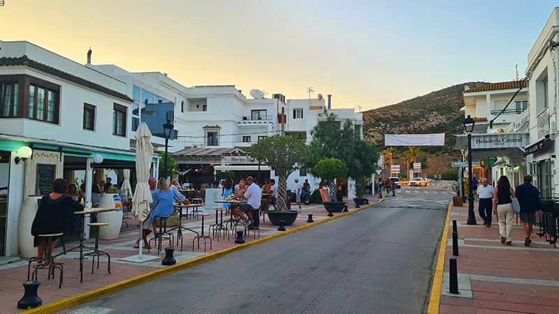 Terrasses au coucher du soleil dans le centre de Zahara